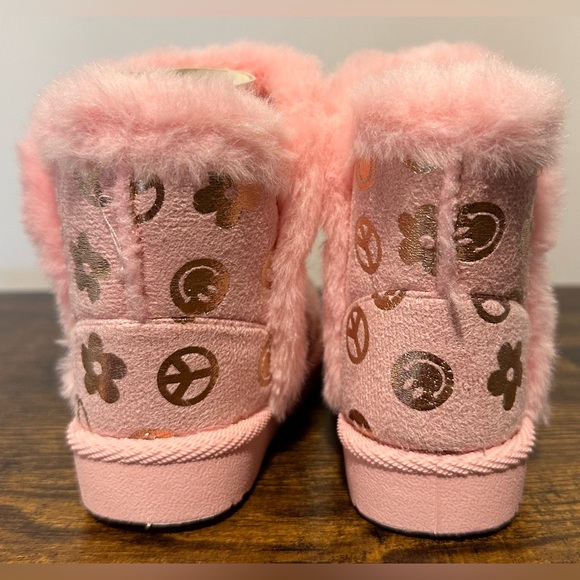 Olivia Miller Girl Pink Peace/Smile Girls Faux Fur Boots NWT Size Toddler 5 - Picture 4 of 6
